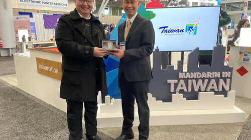 TECO-Boston Director-General Jonathan Sun visited the Taiwan Pavilion in ACTFL 2022