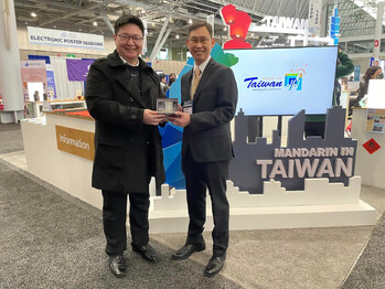 TECO-Boston Director-General Jonathan Sun visited the Taiwan Pavilion in ACTFL 2022