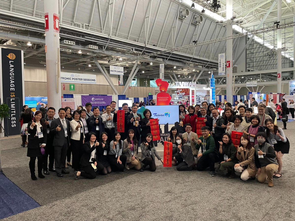 TECO-Boston Director-General Jonathan Sun visited the Taiwan Pavilion in ACTFL 2022